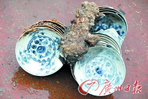 出水瓷器与铁质文物黏结在一起