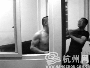 “肌肉男”掐住一位交警的脖子