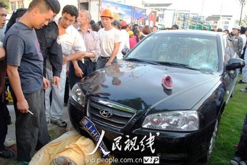 浙江疯狂现代车逆行飞上绿化带 撞伤3名小学生