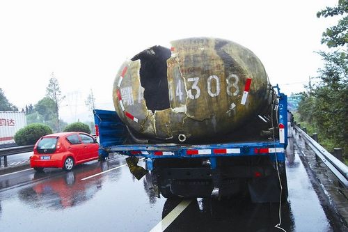 武汉罐车6吨盐酸泄漏11人伤 20村庄水被禁用