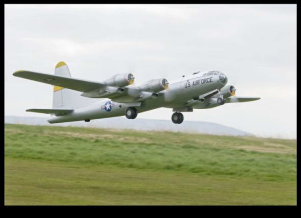 B-50轰炸机模型有96块电池，为4个电动机供电，驱动其在50米的跑道上以每小时64公里的速度飞行