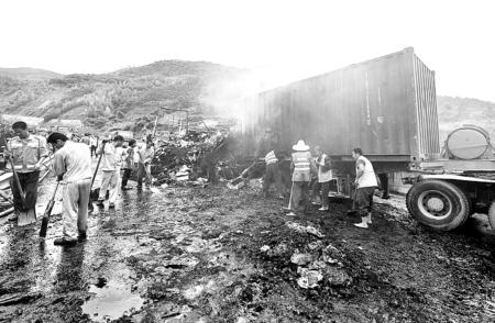 其中一辆出事的货车装载蔗糖，烧化的糖紧紧地粘住路面 