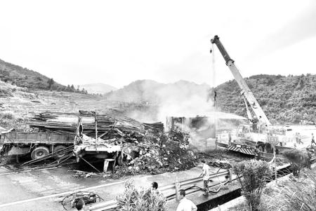 3辆货车连环撞，均被烧毁