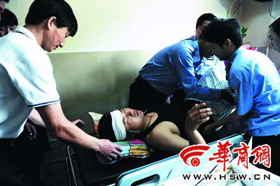 陈超的同事将他转到骨科接受进一步检查 本报记者 李杰 摄