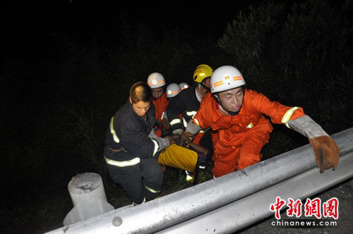 沪杭高速发生严重车祸 大客车内31人被困两人死亡(组图)