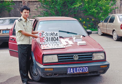 黑车携带三副假军用车牌机场拉活(图)