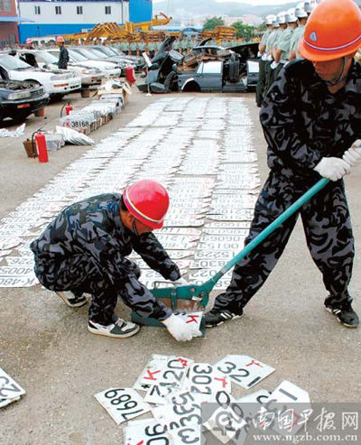 广西销毁57辆假冒军车数百套假冒军车牌(图)