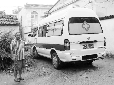 死者孙永军的亲戚怒斥,病人转院时却找不到救护车。