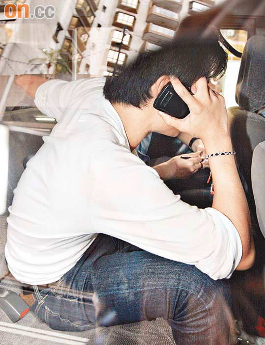 霍启人在警车上不停打电话