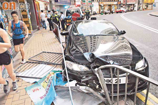 霍启人的跑车撞击到变形
