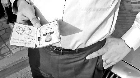 宝马司机驾车打电话被劝阻 扣留交警证件(组图)