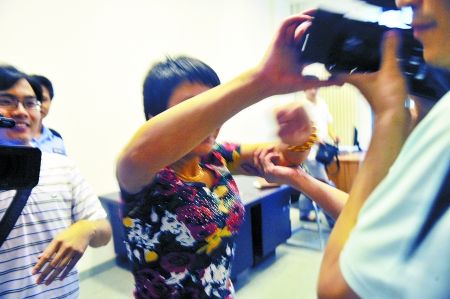 女子驾车碾轧农民工以危害公共安全被拘