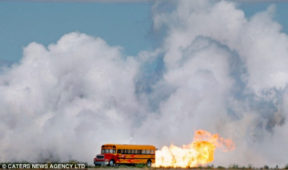 斯坦德的这个杰作名为“喷气动力学校巴士”，改装的目的是为了娱乐公众同时帮助学生远离毒品。校车的尾部会喷出80英尺长的火焰。