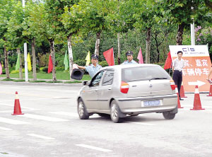 冲出被隔离的道路西侧，扬长而去。