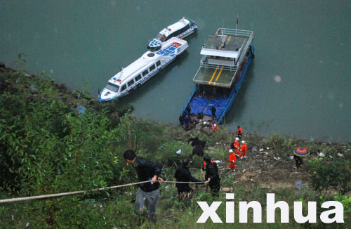 10月1日，救援人员利用绳索营救疏散乘客。新华社发（方佩摄）