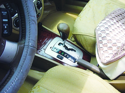 小轿车倒车倒进七八米深的河中