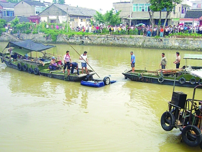 左图：找到了水中的轿车。