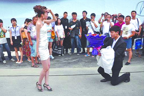 答应还是不答应 车模尴尬遭遇现场求婚