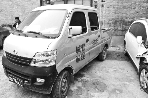城管执法车套牌行驶被“正牌”车主当街抓住