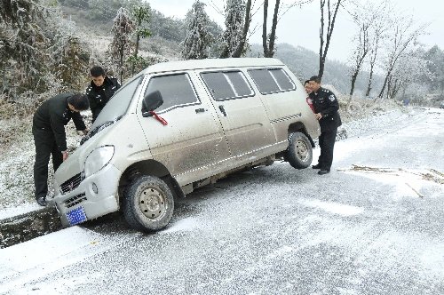 组图：贵州凯里部分公路出现凝冻